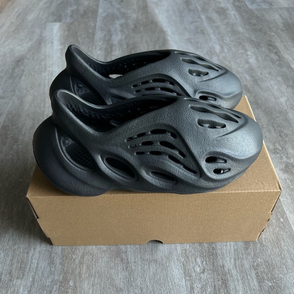 Yeezy Runners ‘Onyx’